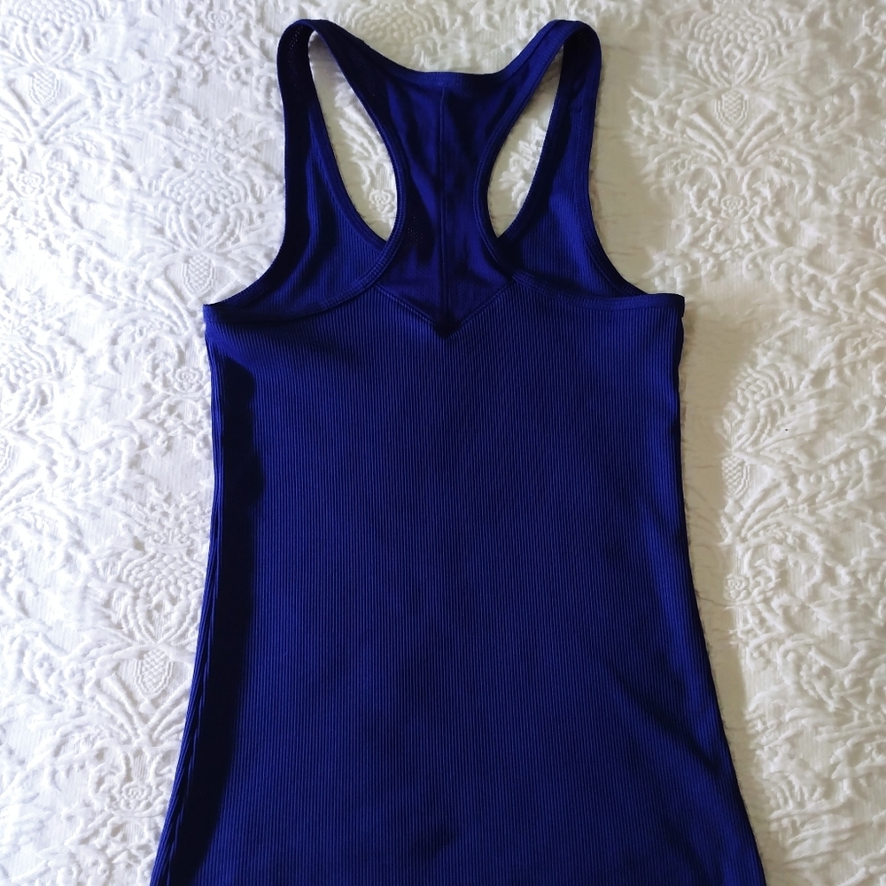 3/25$ Size Small Under Armer workout tank - Picture 2 of 5